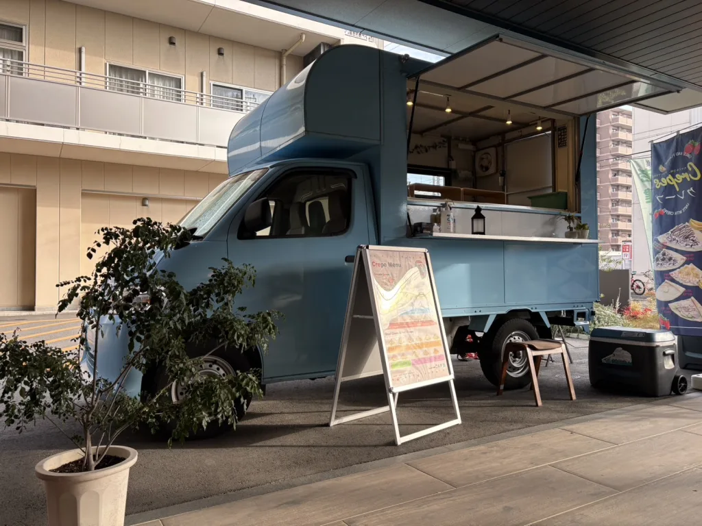 斜め前から見たクレープキッチンカー