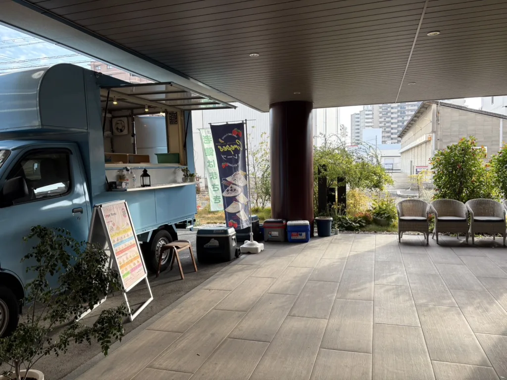 1階ロビー前のイベントスペースとクレープキッチンカー