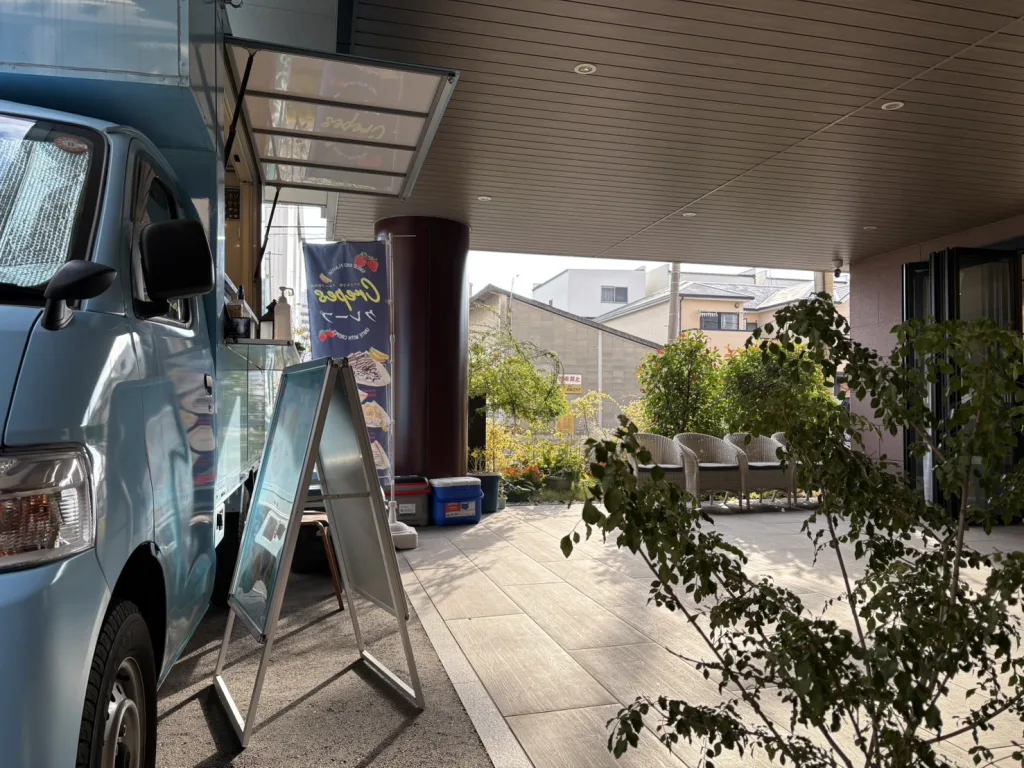 クレープキッチンカーとベンチ