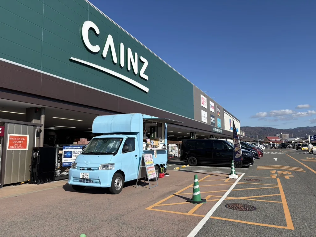 カインズ紀伊川辺店の店先にクレープのキッチンカーで出店