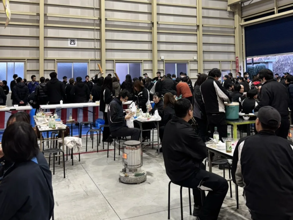餅つき大会のイベントで盛り上がっている社員さんの様子