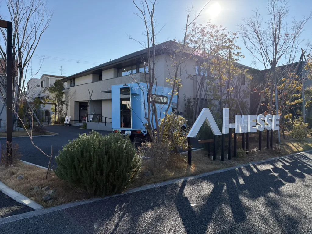 アイメッセ松原の看板とモデルハウスとキッチンカー