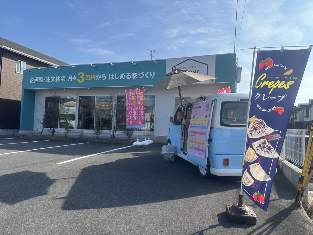 びわこホームのモデルハウスとクレープのキッチンカー