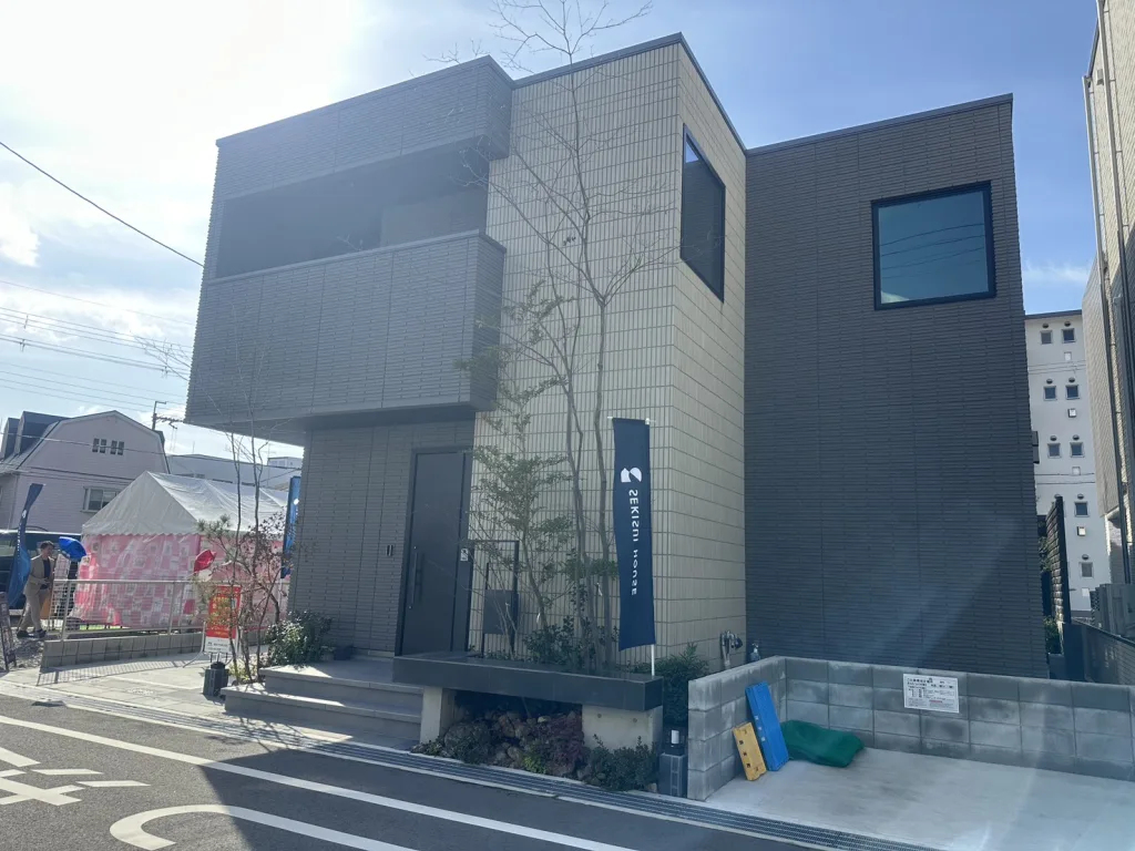 積水ハウスのコモンステージ島本駅前のモデルハウスとテント